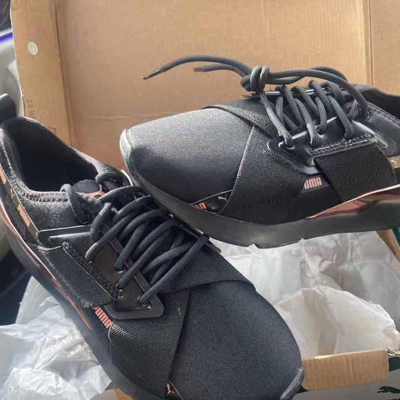 Brand new Pumas never worn - Picture 2 of 5